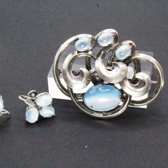 WRE Signed Sterling Silver Faux Moonstone Cabochon 40's Brooch Demi Set - Picture 5 of 11